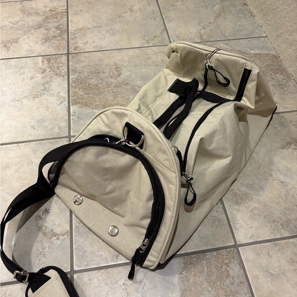Beige Duffel/Gym Bag *brand new* - Picture 4 of 4